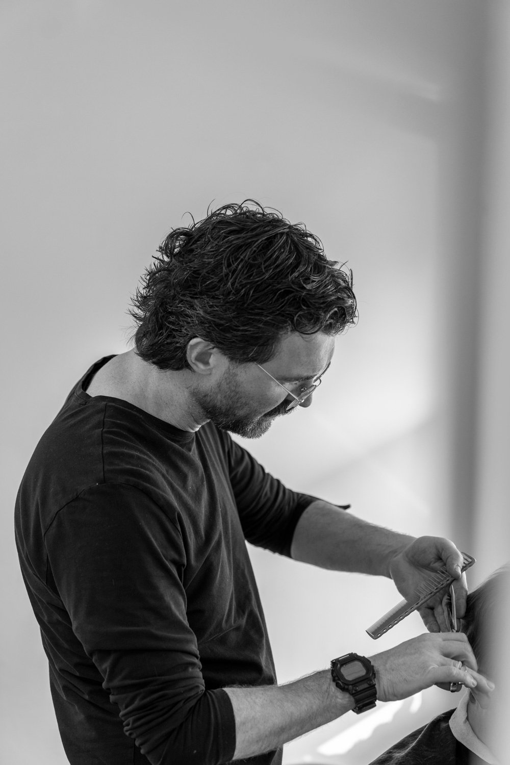 Friseur bei der Arbeit im Salon Sondermann