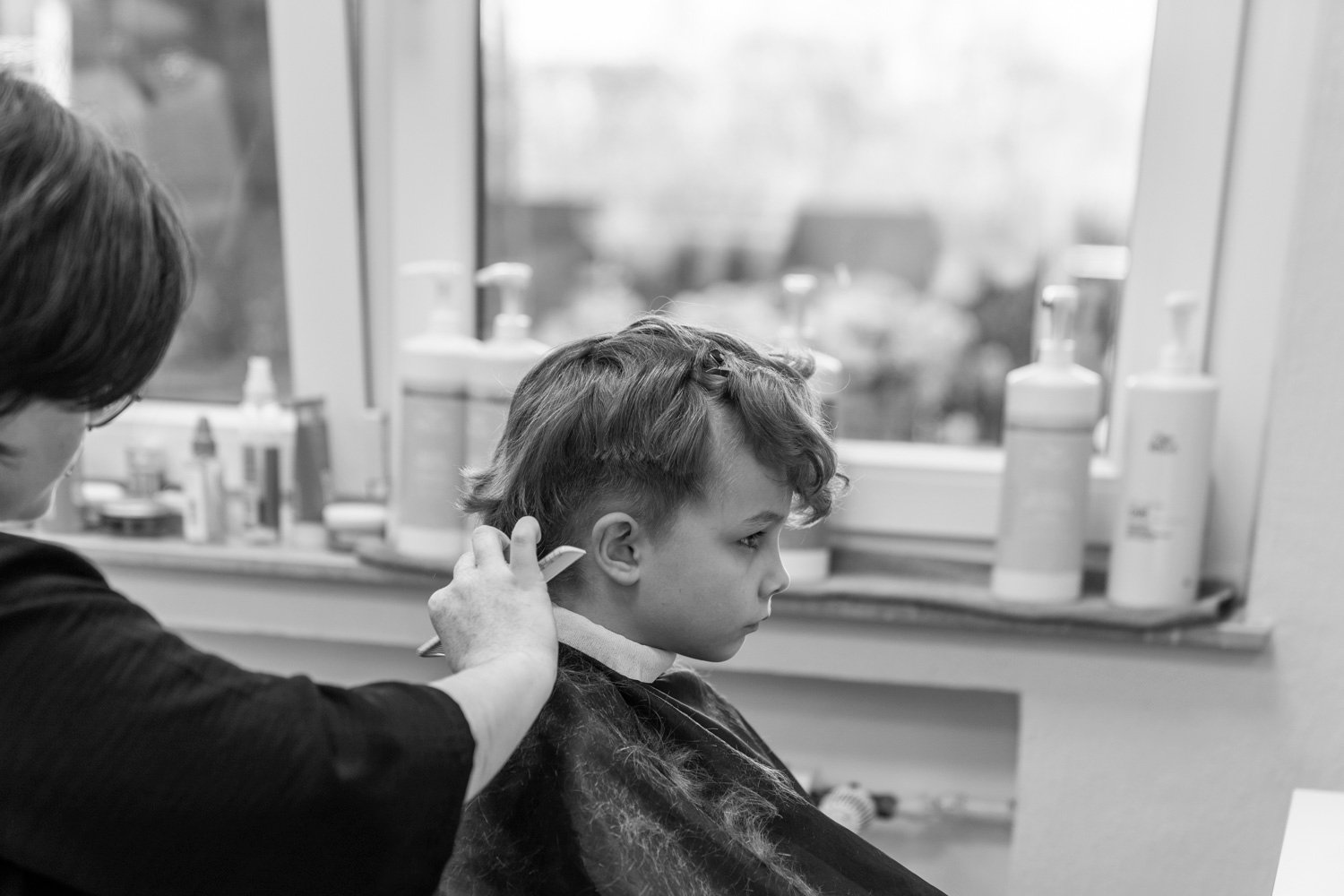 Kind beim Haarschnitt